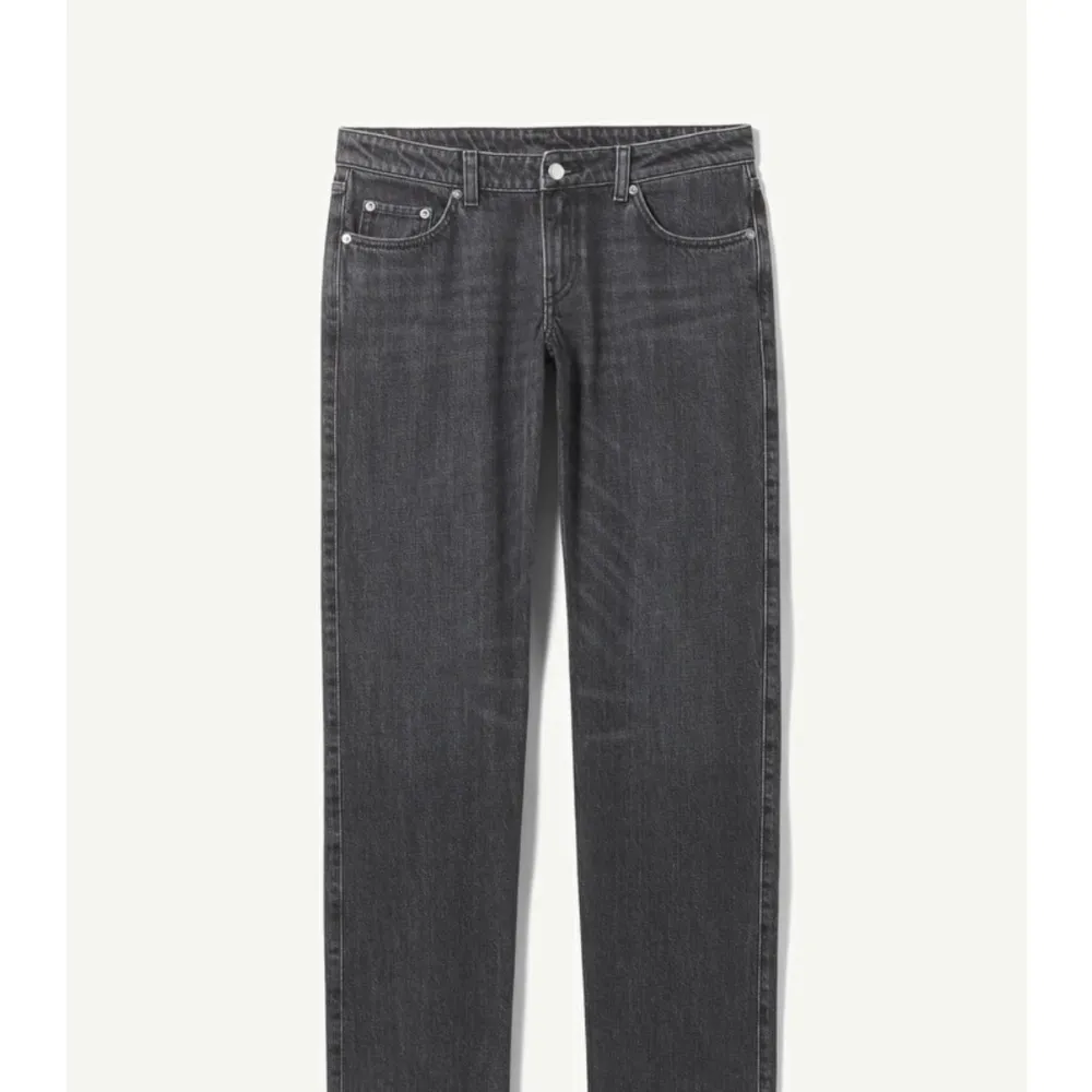 Svart/gråa jeans från Weekday i modellen Arrow low straight jeans, strl 27/32. Aldrig använda, endast testade! . Jeans & Byxor.