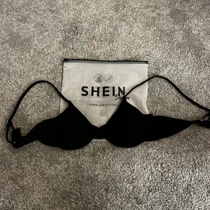 Bikiniöverdel  - Svart ribbad bikiniöverdel från shein som var för liten för mig. Endast provad så helt ny. Storlek S