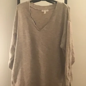 Stickad beige tröja - Köpte den för nån månad sedan för 2 spänn giller den inte alls är inte min stil bara det är en s men den är väldigt stor på