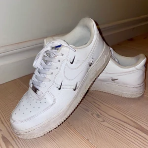 Air Force 1, af1 07 trainers - Säljer mina snygga af1:s pga något för stora för mig. Strlk EU 40, UK 6, US 8,5. De har blåa detaljer på baksidan samt på plösen och silvriga Nike-märken i metall på sidorna.🤩 Orginalpris: 1 299kr. Frakt ingår ej
