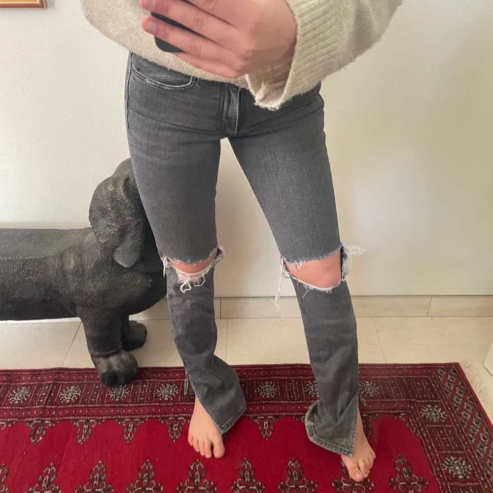 Säljer nu dessa Snygga gråa Jeans från Zara! Använd fåtal gånger så dom e som nya!🖤 sjukt sköna och snygga, perfekta nu till våren och sommaren! De har även en snygg slits längst ner på benen🖤 Frakt ingår ej i priset🖤. Jeans & Byxor.