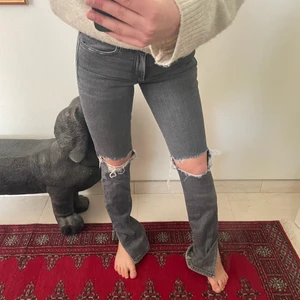 Snygga Gråa Jeans!  - Säljer nu dessa Snygga gråa Jeans från Zara! Använd fåtal gånger så dom e som nya!🖤 sjukt sköna och snygga, perfekta nu till våren och sommaren! De har även en snygg slits längst ner på benen🖤 Frakt ingår ej i priset🖤