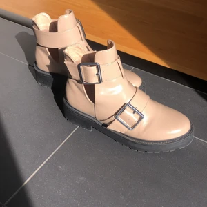 Skor från Nelly, storlek 36 - Jättesöta beige/rosa skor från Nelly. Knappt använda, storlek 36. 