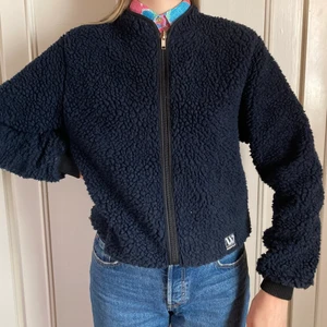 Helly-Hansen liknande tröja - Go’ och varm helly-hansen liknande tjocktröja som kan användas som vårjacka. Fin mörkblå färg!