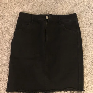 Kjol - En svart jeans kjol använd nån gång i ny skick!!💕