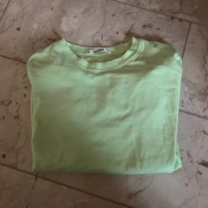 Pull&bear tröja, strl xs - Grön pull&bear tröja, knappt använd