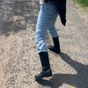 Svarta boots - Säljer mina svarta boots köpta här på plick då de inte kommer till användning längre. Inga tecken på defekter❣️(lånad bild på första)  