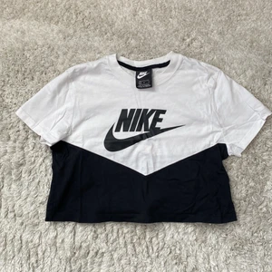 Nike cropped t-shirt  - • Stl M, enbart använd ett fåtal gånger • 