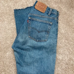 Levisjeans - Använder inte dessa jeansen men de är sjukt snygga! Vintage Levisjeans. De är avklippta längst ned, skriv privat för fler frågor och bilder.