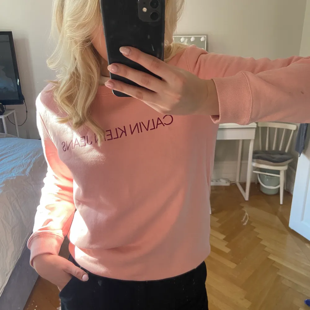 SUPERfin tröja från Calvin Klein! Aldrig använd💕 Mjukt tyg innuti och skönt material! Nypris 999 säljs för 149💗. Tröjor & Koftor.