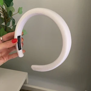 hårband  - Säljer ett vitt hårband i bomullsmaterial från gina tricot! älskar älskar älskar men behåller det svarta då jag är blond o inte tycker att det vita passar :) 