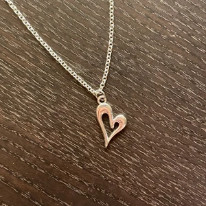 Silvrigt halsband  - Super fint halsband som tyvvär inte kommer till användning längre, har justeras lite men har en väldigt fin längd i sig. Frakten är 14kr, packas säkert i bubbelplast och gåva ingår alltid 🤍