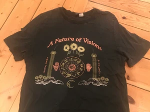T-shirt - Fin t-shirt i en grå/svart färg med ett fint tryck. Säljer för att jag har för många t-shirts. Inget hål eller fläck! Skriv för fler bilder, prutning eller köp!🖤🤍💗