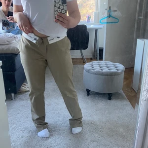 Dickies  - Säljer mina dickies 874 (herr modell) efter de är för långa för mig och jag inte orkar lägga upp de. Köpa på Carlings för 699 kr. Aldrig använda storlek 32/32. Köparen står för frakten. 