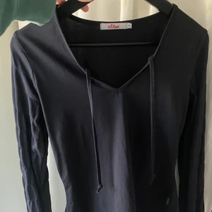 Svart topp volangarm - Jättefin svart topp med liten ”trumpet” arm. Köpt från Humana. Skriv för frågor eller fler bilder!!