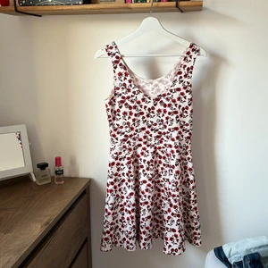 Klänning strl 38 - Söt och enkel klänning från H&M i storlek 38, på gränsen till för kort för mig (180). Rekommenderas för någon som har M i vanliga fall. Använt fåtal gånger