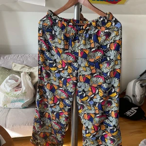 Flowy byxor - Ett par sköna byxor med fjärilar!