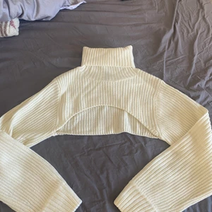 Hm stickad tröja storlek s - säljer min trendiga hm tröja , passar inte mig men är super fin och bra skick då ja knappt använt den 💓 fler bilder privat 