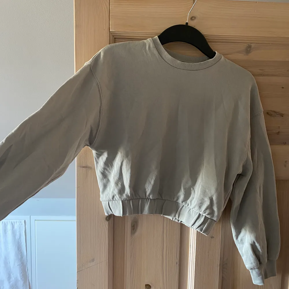 En grå croppad sweatshirt från Zara. Går mot det pastellgröna hållet! Storlek S och säljs för att den är för kort i armarna som är 182 lång 🤌🏼🤌🏼 . Tröjor & Koftor.