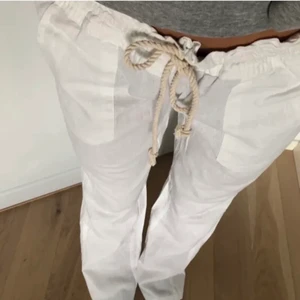 Roxy linnebyxor - Säljer dessa linnebyxor vid bra bud, storlek S💘🌸 300 kr men buda uppåt! Bud på 800 kr 💗 kan sälja för lägre vid snabbt köp.  INGA SKAM BUD