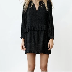 Zara klänning!!!!👩‍🎤 - Säljer denna snygga prickiga klänningen från zara, använd endast några gånger. slutsåld på hemsidan!!