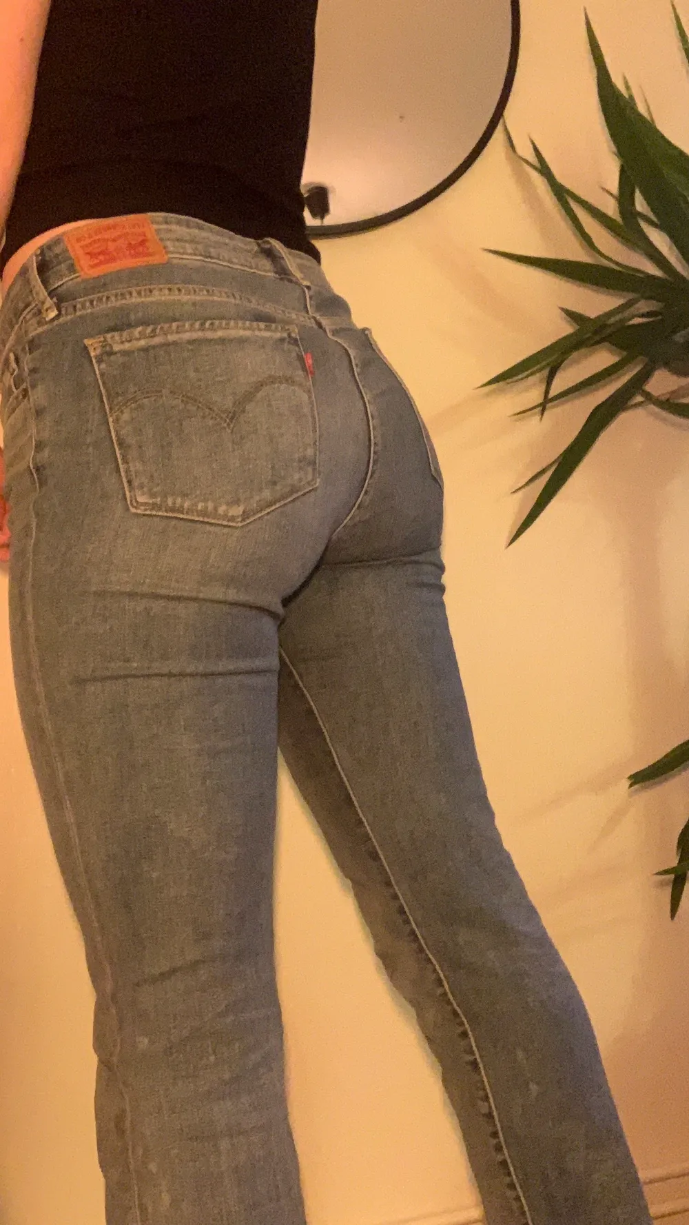 Levis jeans mellan i midjan, sparsamt använda . Jeans & Byxor.