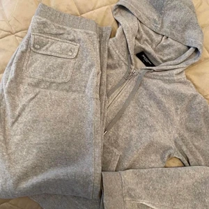 Juicy Couture sett - Strl S,knappt använt då jag vill ha en mindre storlek❤️ Fler frågor kontaktas privat❤️ Vid snabb affär kan sänkas.