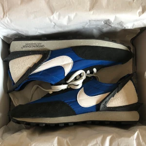 Nike x undercover daybreak Storlek 42 - Nike x undercover daybreak US 8.5 / EU 42. Använda enstaka gånger, fint skick som ni kan se. Pris 600kr, nypris 1200kr. 