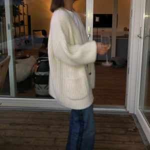 & other stories kofta - Kofta från & other stories i strl L. Är väldigt fin som overallen tröja för en mindre storlek S/M! Använd några gånger men är fortfarande i bra skick. 