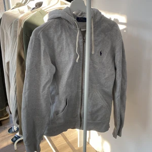 Grå Ralph Lauren Hoodie - Köpte för några år sedan men varsamt använd och i mycket gott skick.