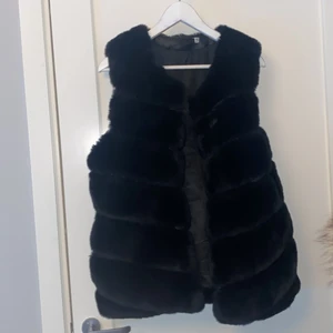 Pälsväst  - Säljer min fina pälsväst med fickor. Inte äkta päls. Storlek S/M men skulle säga att den sitter som en S då jag sytt upp den lite. Köpt på miinto och är i jättefint skick.