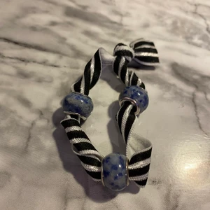 Armband - Ett gulligt armband med tre pärlor och är elastisk