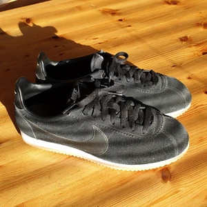 Nike Old School Size 40.5 - Jättesnygga Nike Old School. Använd fåtal gånger. Säljer då de är för små och ej kommer till användning. Svarta i mocha material.