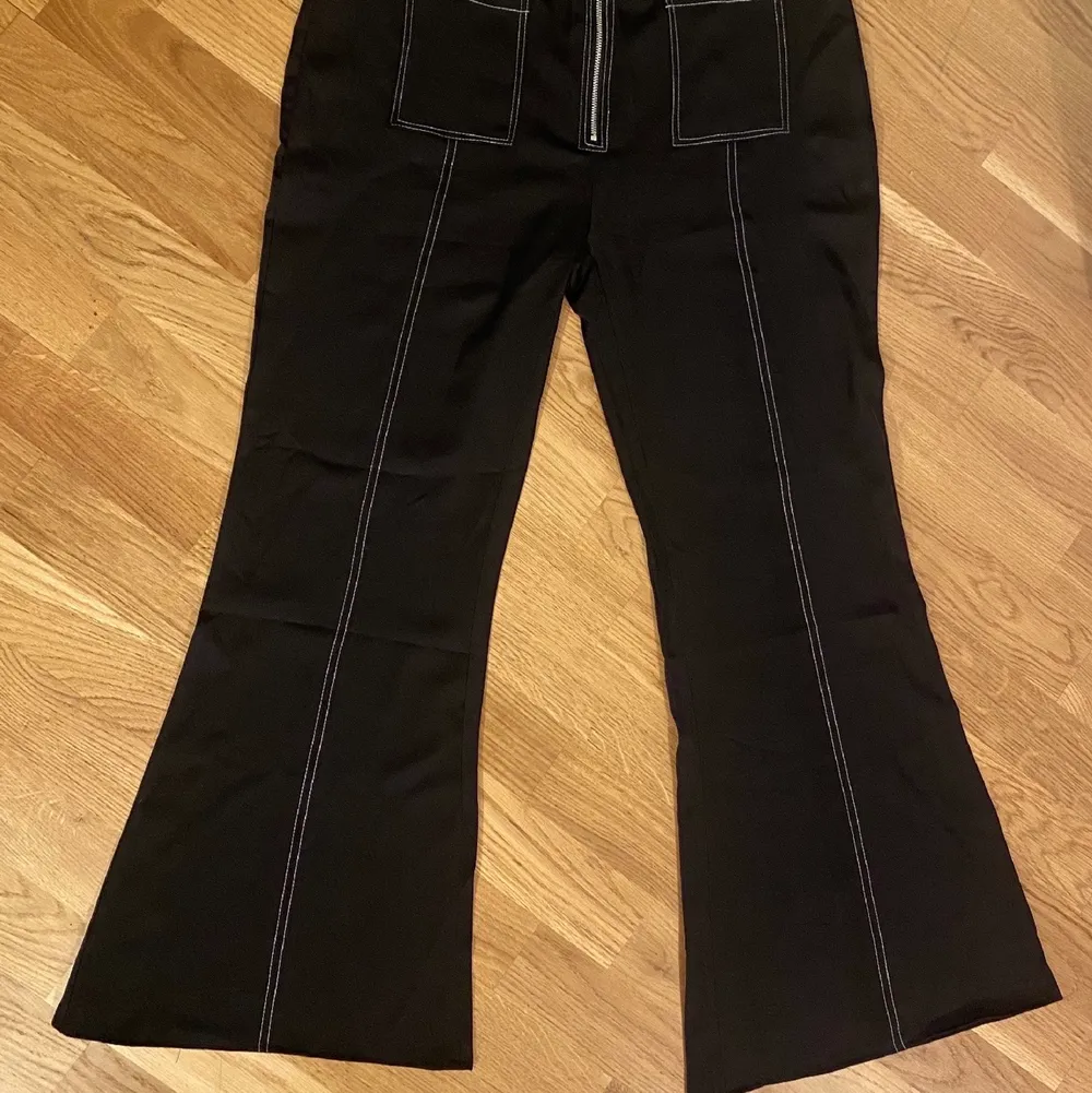 Svarta byxor med vit sömm. Sitter riktigt bra på! Frakt tillkommer :). Jeans & Byxor.