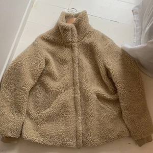 Teddyjacka🤍 - Jättefin teddyjacka, storlek L men passar bra på mig som har S-M🤍