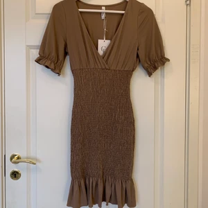 Brun klänning  - Säljer denna fina klänning från Bubbleroom i storlek 36⭐️