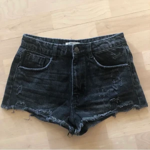 Svarta Shorts - Svarta jeansshorts i nyskick i strl 36, passar även 34 <3 Kontakta mig för mer frågor!