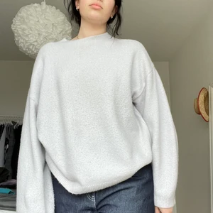 finstickad tröja  - jättemysig och typ fluffig tröja, ganska välanvänd men inget som syns! köpt vinter 2020 men inte använd på typ ett år 