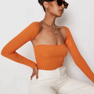 Topp  - Säljer denna topp storlek xs, delarna sitter inte ihop utan går att använda separat oxkså! Jättefin färg nu till sommaren 