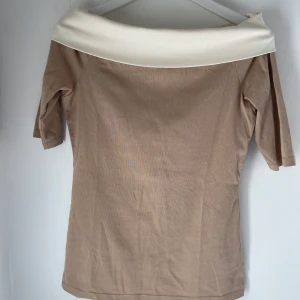 Ralph Lauren. Strl S - Sann i sin storlek. Använt 1 gång. Viker ner den ”vita” kanten och tröjan är ”off shoulder”. 