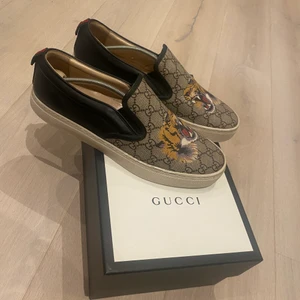 Gucci Skor - Gucci Supreme Tiger Slip ons Sneakers   Allt ingår självklart, box, kvitto m.m