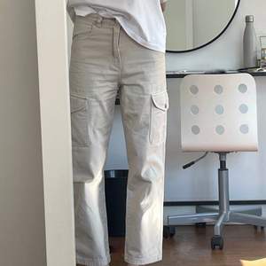 Säljer dessa trendiga cargo jeansen i färgen beige vit. Det är lite korta på mig som är 1.68 cm då det är en kortare modell. Är högmidjade men fungerar även att ha lågmidjat om man har storlek XS. 
