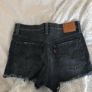 Gråa Levis shorts  - Köpt från Sellpy strlk ”M” men skulle säga att de passar xs/s istället. Korta i modellen och snygg färg!!