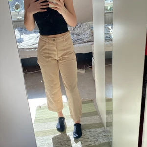 Högmidjade Monki-jeans - Säljer dessa Coola högmidjade jeans från Monki då de inte kommer till användning. Det är ett svagt manchestertyg på byxorna som syns på bild 3. Jag är 164💕