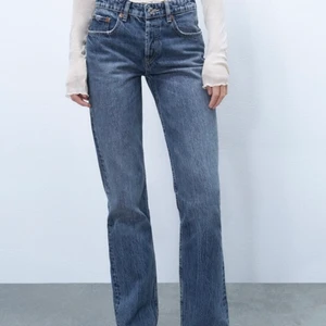 Midrise Jeans  - Säljer dessa då jag har två par av samma storlek. Jättefina nyskick använda en gång. Ny pris 359, köparen står för frakt.