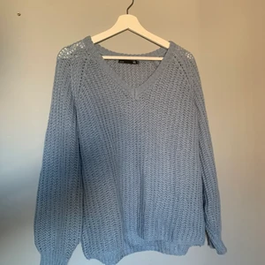 Stickad tröja - Stickad tröja från Lager 157 med en liten urringning. Använd 1 gång