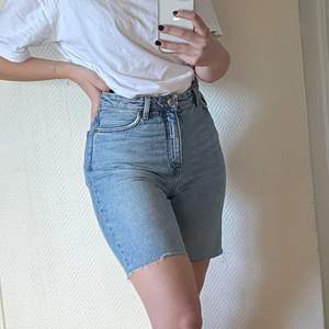 Säljer ett par shorts som jag gjort av ett par jeans (klippte av dem). Dom är från Monki och tror det är modellen Taiki (mom jeans). Väldigt bekväma men inte riktigt min stil längre. Perfekta nu till sommaren! Köparen står för frakten💙