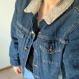 An oversized denim jacket from American Apparel, with soft sherpa lining. Fit is slightly oversized and the jacket is warm, and serves wonderful as a spring transition piece. The denim is well-preserved, and the lining as well. Sleaves are lined with puffer-jacket material to give a more oversized look and provide additional warmth. Collar can be worn up or down. Has 2 big pockets on the side, and two smaller on the chest. Button up design. Sleeves can be rolled up if too long. 