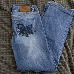 lågmidjade jeans - ett par esprit byxor! jävligt snygga lågmidjade jeans, bootcut. om du gillar 80-talet så e dessa för dig!! så snygga med blommorna på bakfickorna/främre fickan. fler bilder om du är intresserad! ❤️