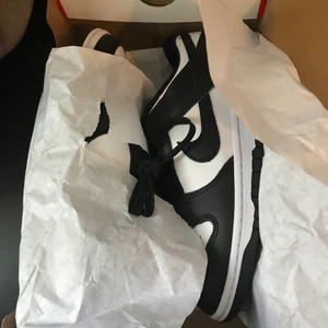 Nike Dunk Low Black White Panda strlk42  - Jag säljer ett par DS nya och oanvända Nike SB Dunk Low Black & White Pandas i storleken 42 (US 8.5) Priset är 1899kr men kan diskuteras vid snabb affär. Jag kan leverera runt hela Sverige med spårlöst paket postnord men Köparen betalar då för frakten (69kr) PS: Har kvitto om det behövs eller vid flera bilder skicka ett DM